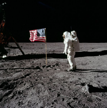 astronauta e bandeira dos eua