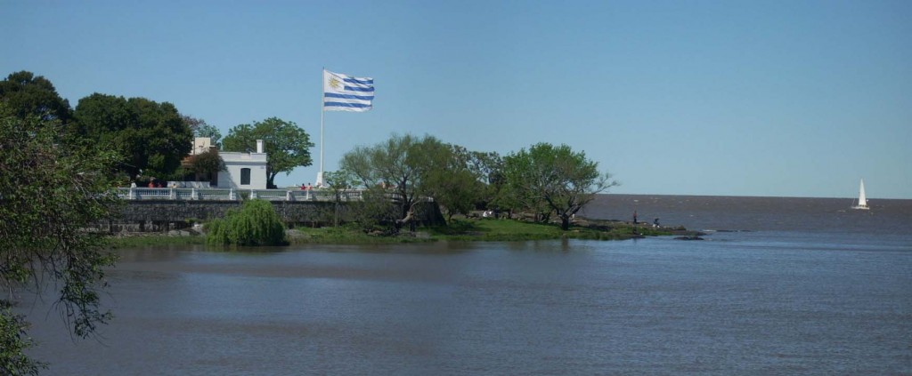 bandeira uruguaia em colonia del sacramento