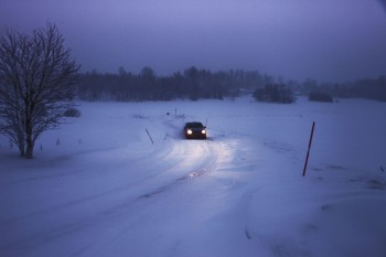 Carro passa por nevasca