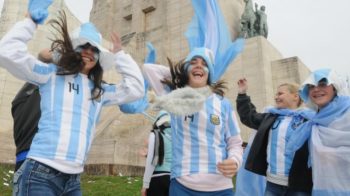 Estudantes com a Bandeira da Argentina