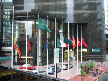 Bandeira da Arábia Saudita ao lado de outras a meio mastro