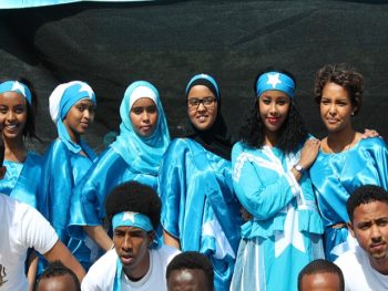 Mulheres vestindo a Bandeira da Somália