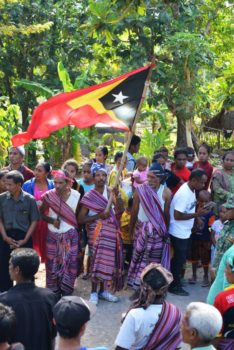 Bandeira de TImor-Leste com o povo