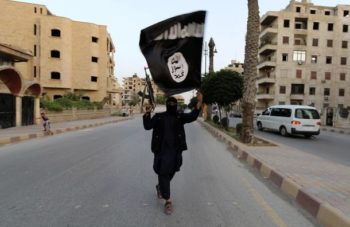 Terrorista do Estado Islâmico e bandeira