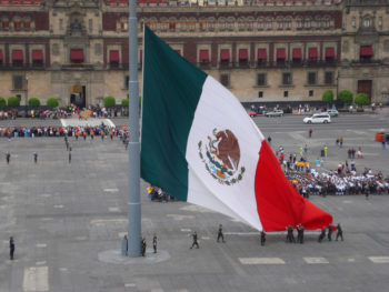 Bandeira do México Gigante hasteada