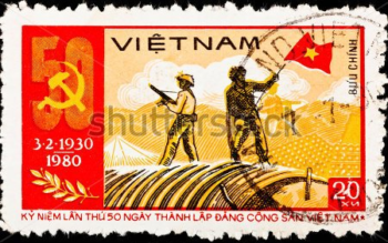 Selo com soldados levantando a Bandeira do Vietnã