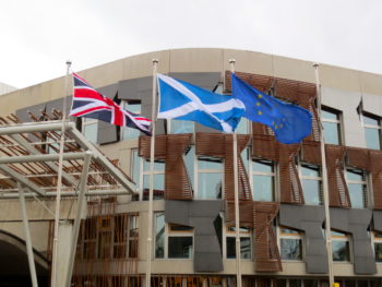 Bandeira da Escócia em frente ao parlamento