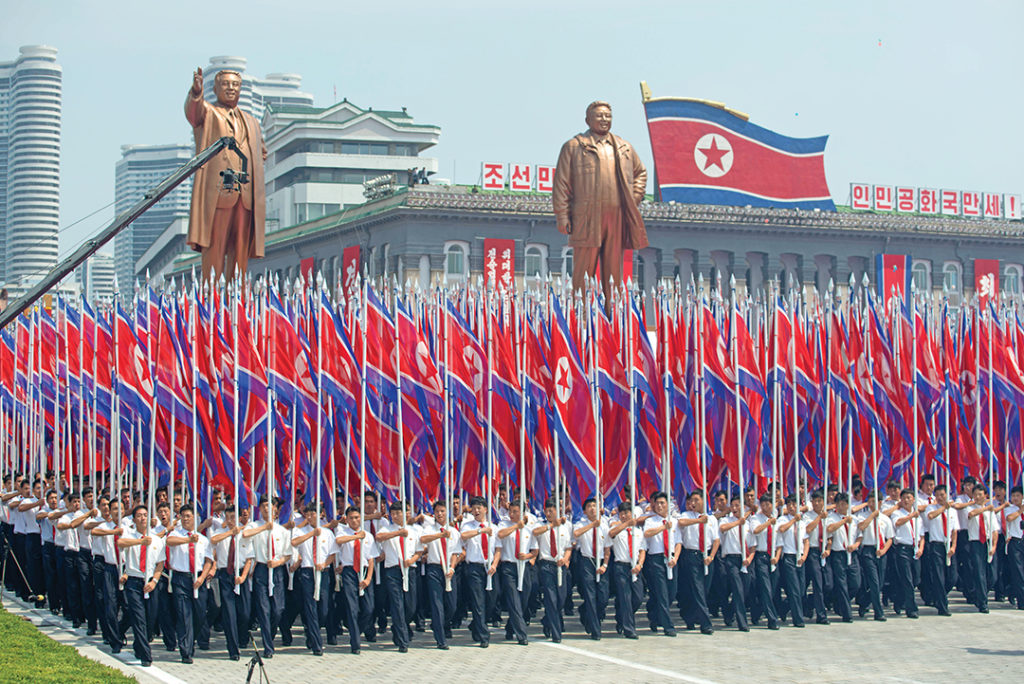 Bandeiras da Coreia do Norte marcha em Pyongyang