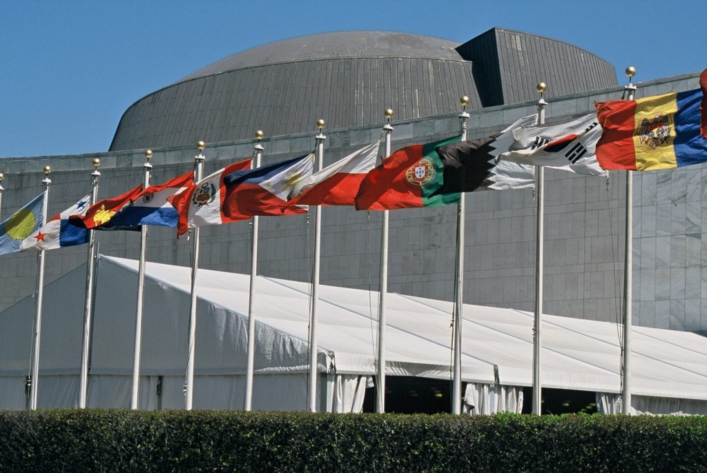 Bandeiras em Frente à Sede da ONU
