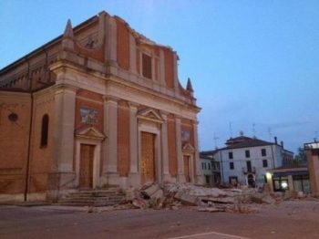 Igreja de Mirabello após o terremoto na Itália